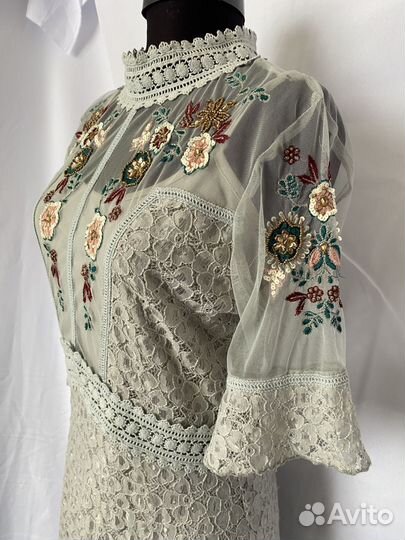 Платье с вышивкой и кружевом в винтажном стиле