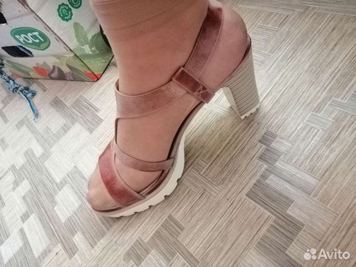 Босоножки женские