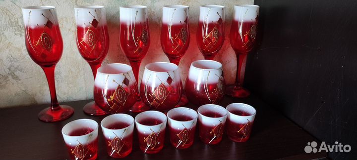 Яркий набор хрустальных рюмок, бокалов и фужеров