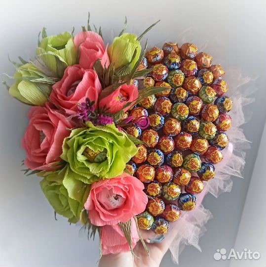 Композиция из цветов с конфетами