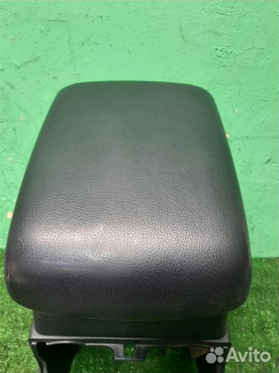 Консоль центральная с подлокотником Suzuki Grand