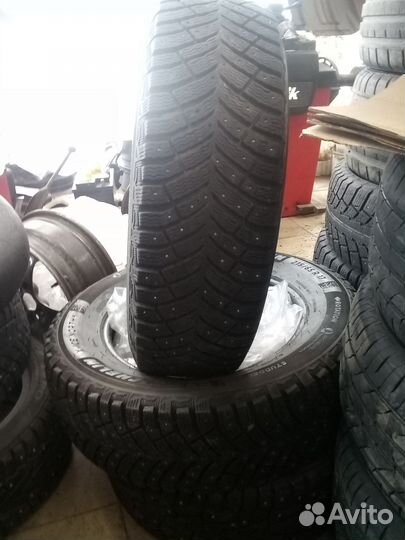 Michelin X-Ice North 4 215/65 R17