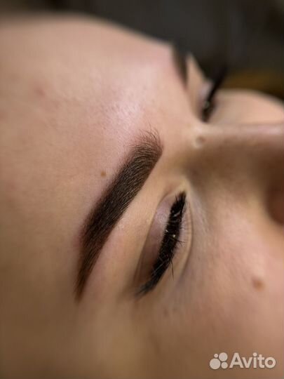 Модель на перманент бровей