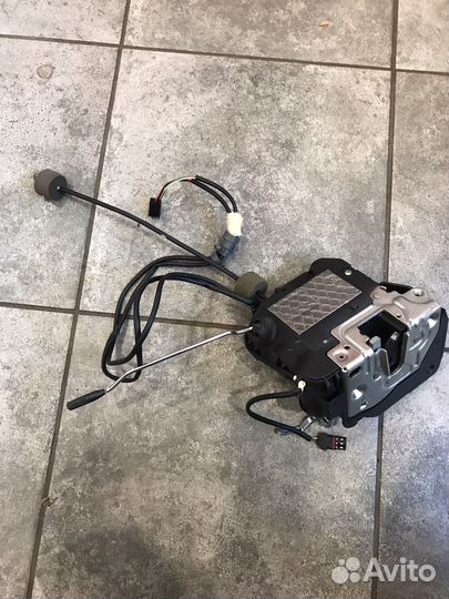 Замок передний левый мерседес w219