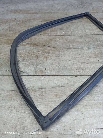 Уплотнитель стекла двери задний правый Mitsubishi