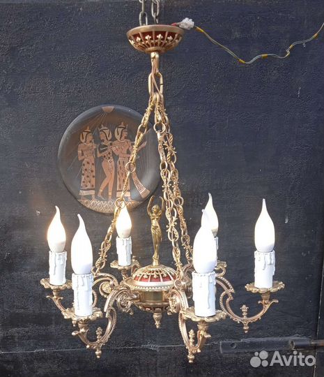 Красивая старинная люстра