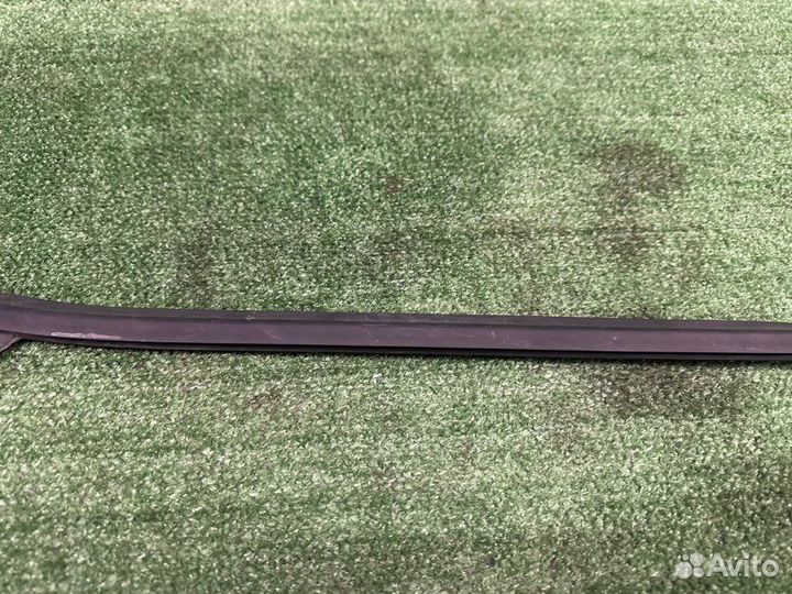 Уплотнитель стекла направляющий передний правый