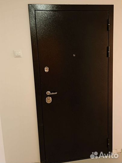 Дверь входная металлическая от застройщика
