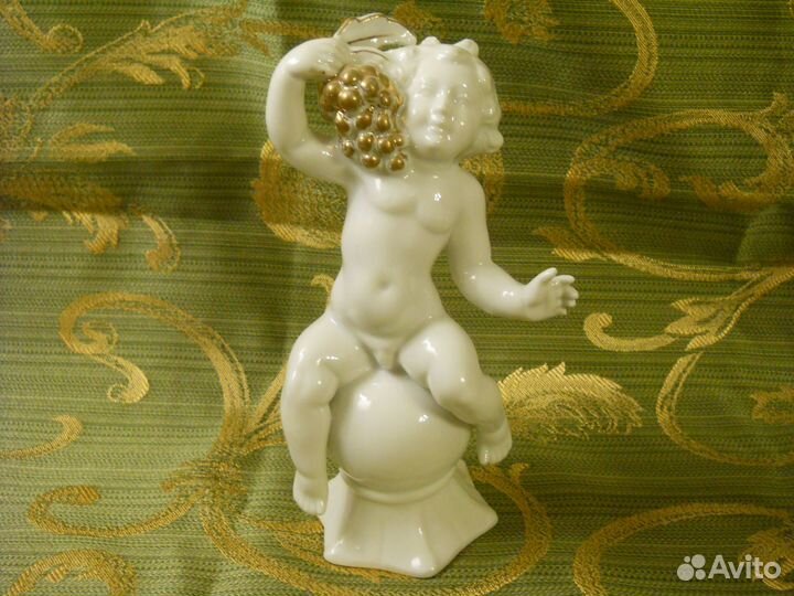 Фарфоровая статуэтка Путто с виноградом (гдр)