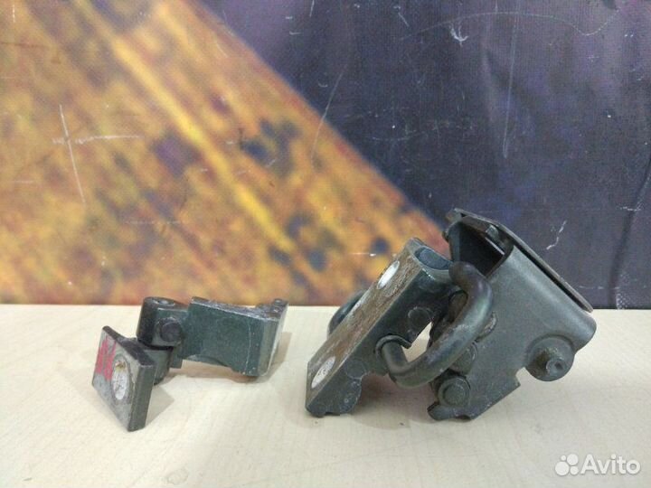 Петля двери задняя правая Audi Allroad C5 ARE 2002