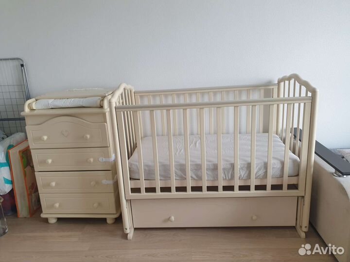 Кроватка с комодом