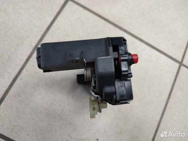 Замок задней правой двери на Opel Astra H Zafira B