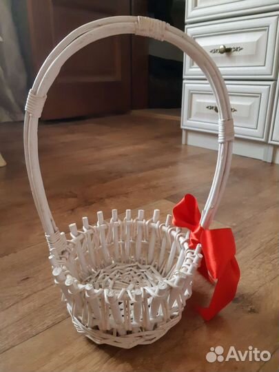 Корзина плетеная белая с лентой