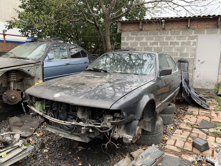 В разборе BMW 750i коротыш E32 1994