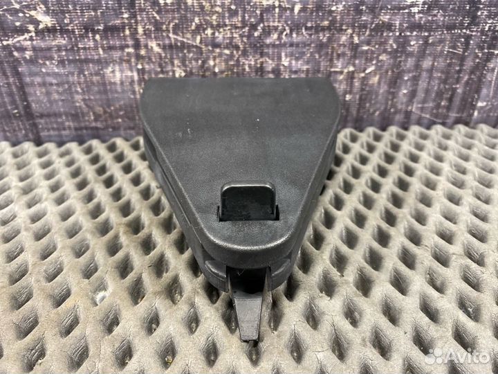 Крепление знака аварийной остановки Audi A4 B7 BFB