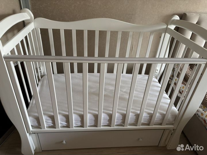 Детская кроватка с маятником и ящиком