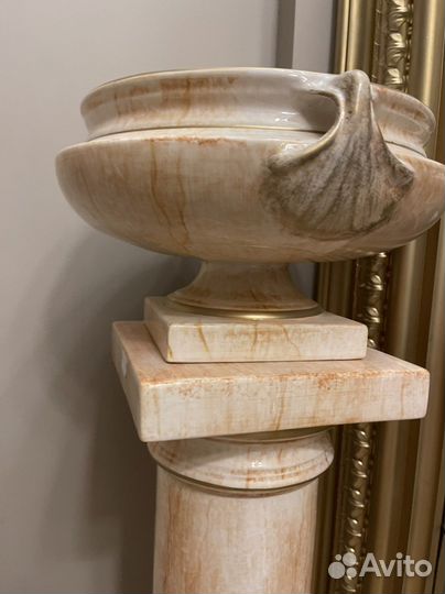 Колонна с вазоном