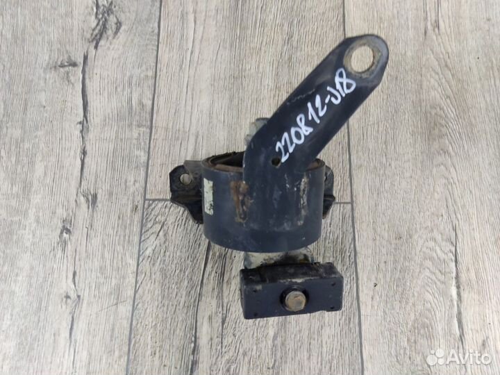 Опора двигателя правая Carina E