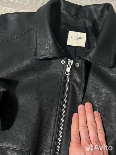 Куртка из плотной экокожи укороченного кроя