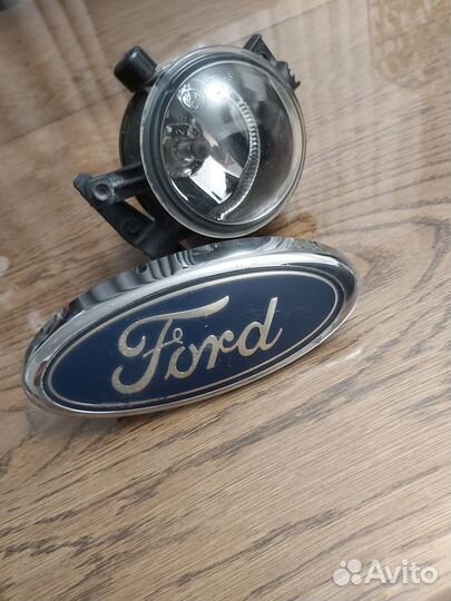 Противотуманная фара и значок на форд фокус 2