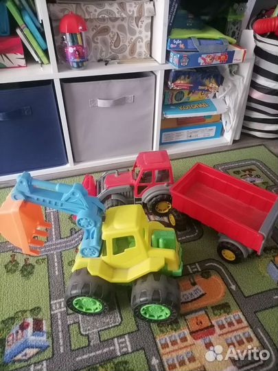 Игрушки машинки и трек трасса