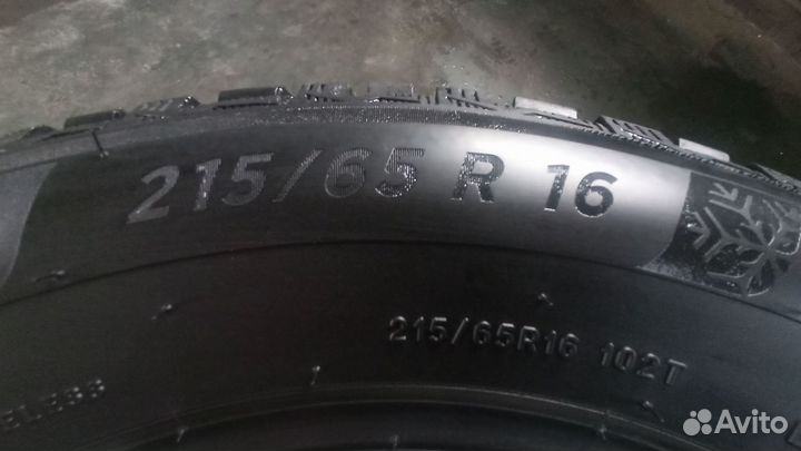 Michelin X-Ice North 4 215/65 R16 102