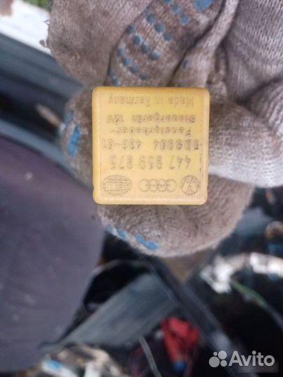Реле электролюка Audi A6 45 1992