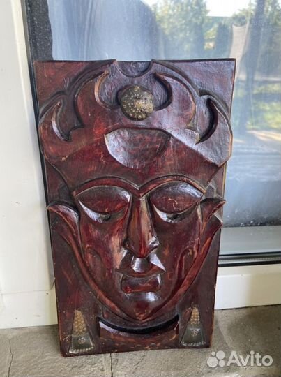 Маска из красного дерева