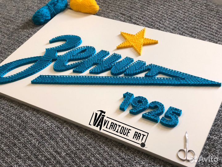 Эмблема футбольного клуба из гвоздей и нитей