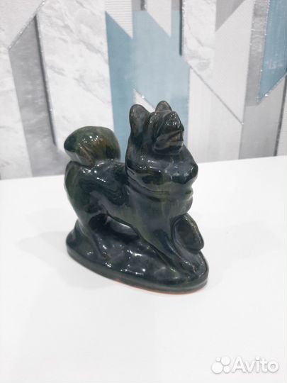 Фарфоровая статуэтка собаки