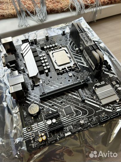 Материнская плата с процессором и памятью