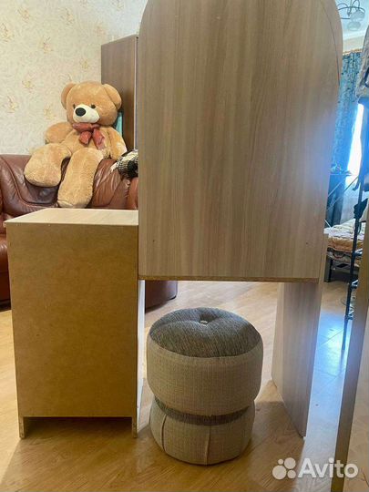 Туалетный столик с зеркалом