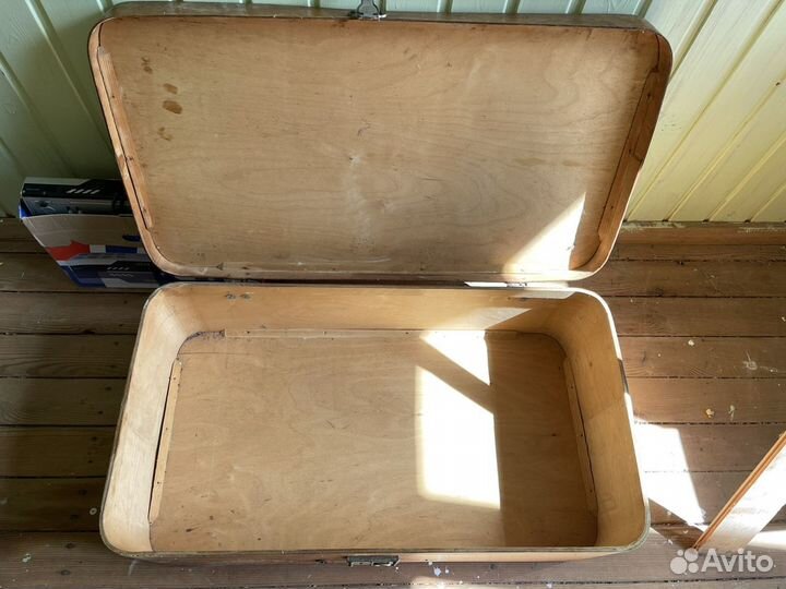 Старинный деревянный чемодан