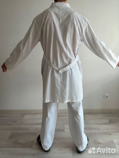 Мецицинский халат и хирургический костюм