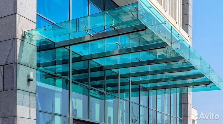 Стеклянный навес над входной группой