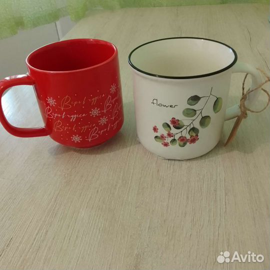 Кружка новогодняя и брусника