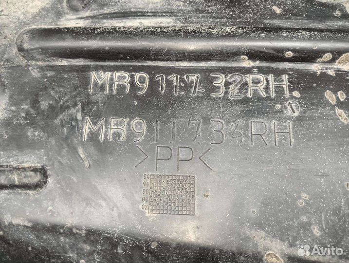 Правый пыльник двигателя Mitsubishi carisma