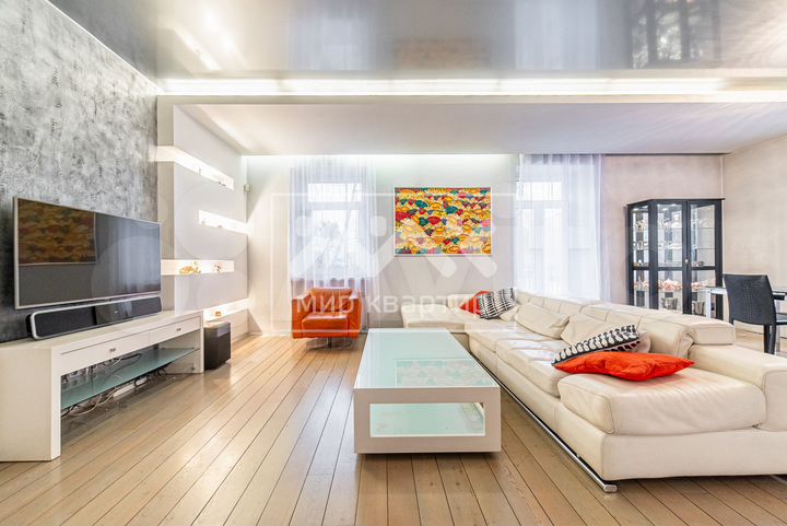 3-к. квартира, 180 м², 2/4 эт.