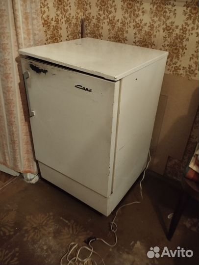 Старый холодильник СССР