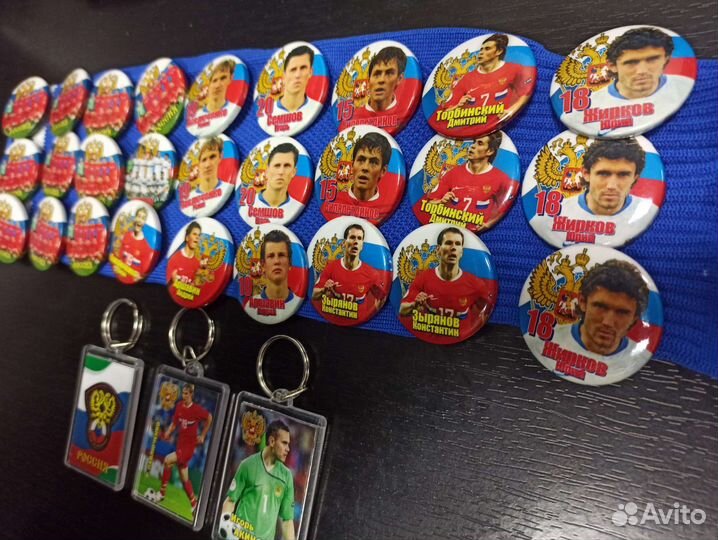 Раритетные футбольные значки и брелки