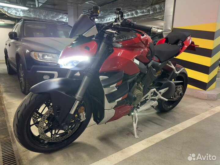 Ducati streetfighter v4