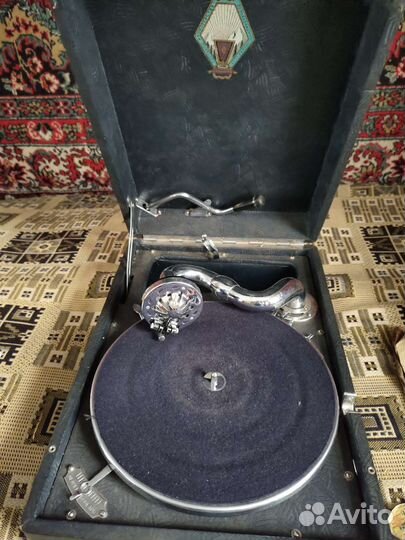 Патефон(работает) +иглы; пластинки 16шт(отдельно)