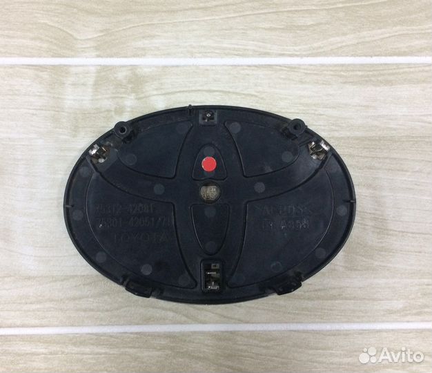 Передняя эмблема RAV4 5 Оригинал не под дистроник