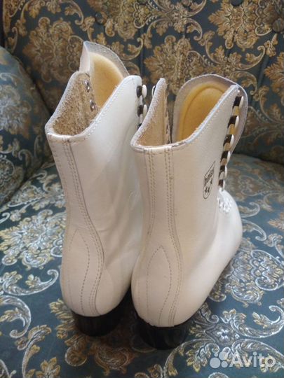 Фигурные ботинки Botas