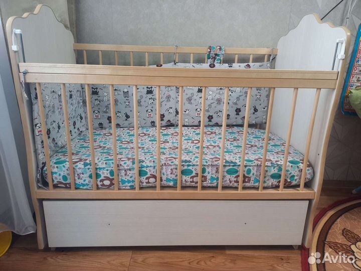 Детская кроватка с маятником