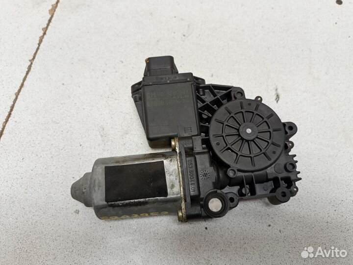 Моторчик переднего левого стеклоподъемника 9052024