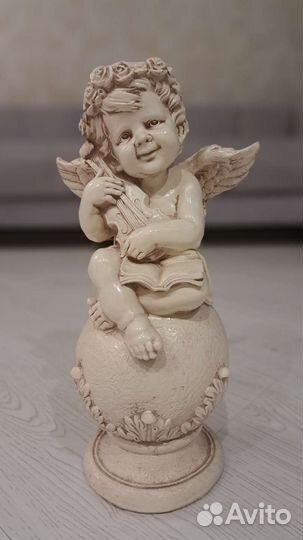 Ангел на шаре