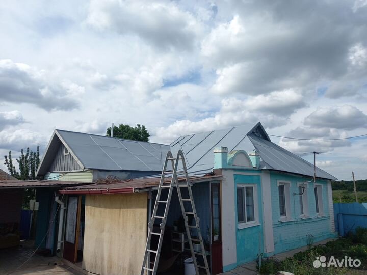 Покраска металлической крыши дома, очистка