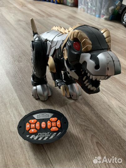 Динозавр робот на пульте