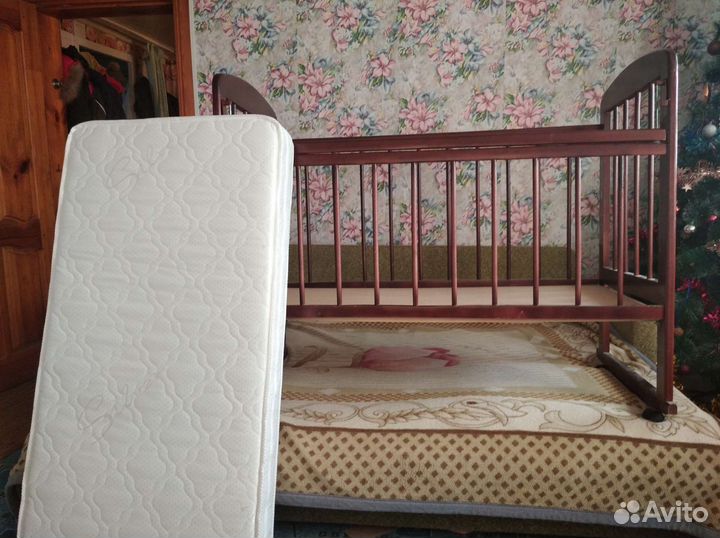 Детская кроватка с матрасом